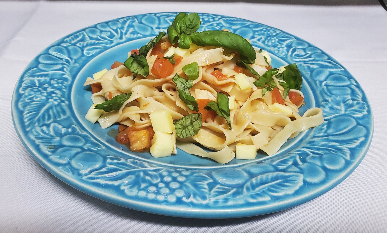 TAGLIATELLE AL HUEVO CON SALSA CAPRESE